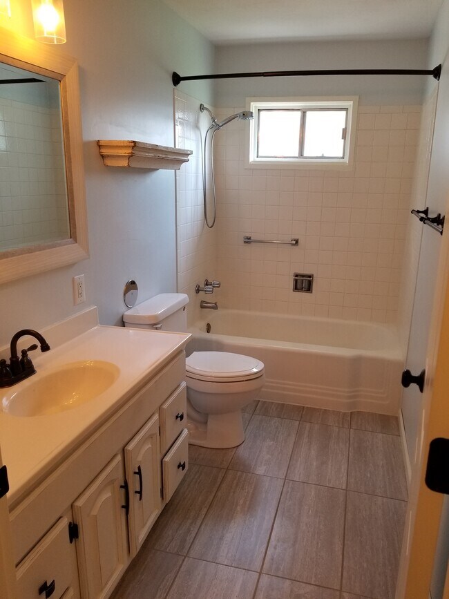 Baño - 8305 Webster St