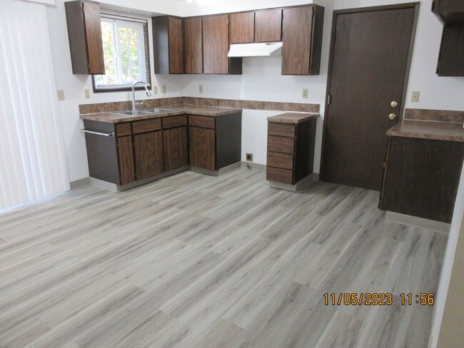Foto del edificio - Updated and refurbished