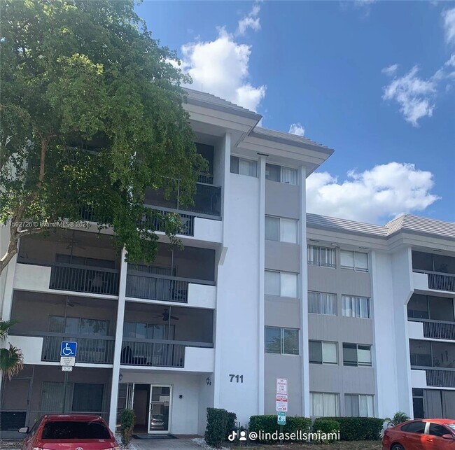 Foto del edificio - 711 N Pine Island Rd