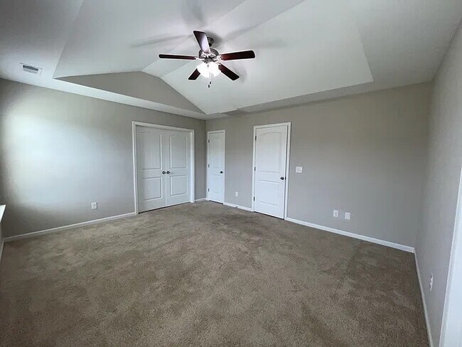 Building Photo - 5 Bedroom 3 Bathroom