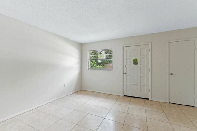 Building Photo - Hardin Place #G