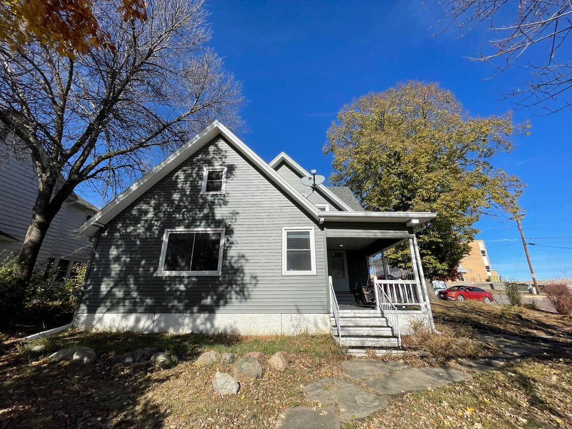 Primary Photo - Just Renovated 4 Bedroom, 2 Bathroom Corne...