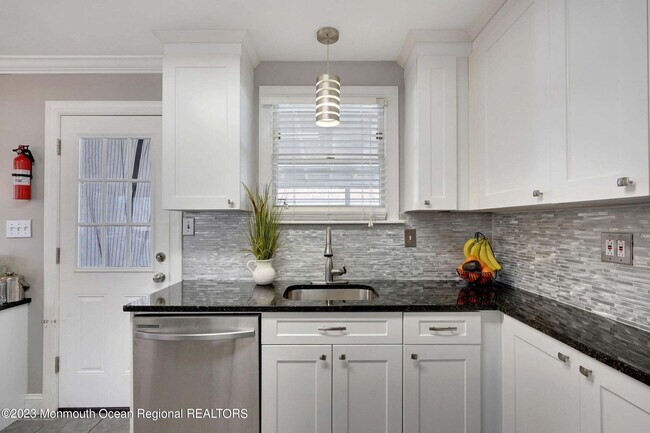 Foto del edificio - 245 Elmwood Rd