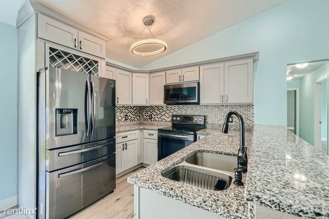 Building Photo - 3 br, 2 bath House - 5215 Peach Avenue UNIT