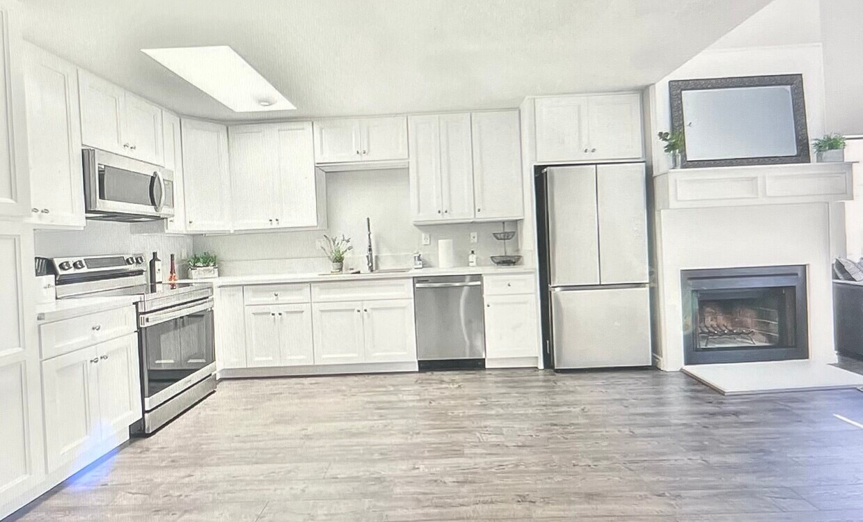 Foto principal - 8332 Regents Rd