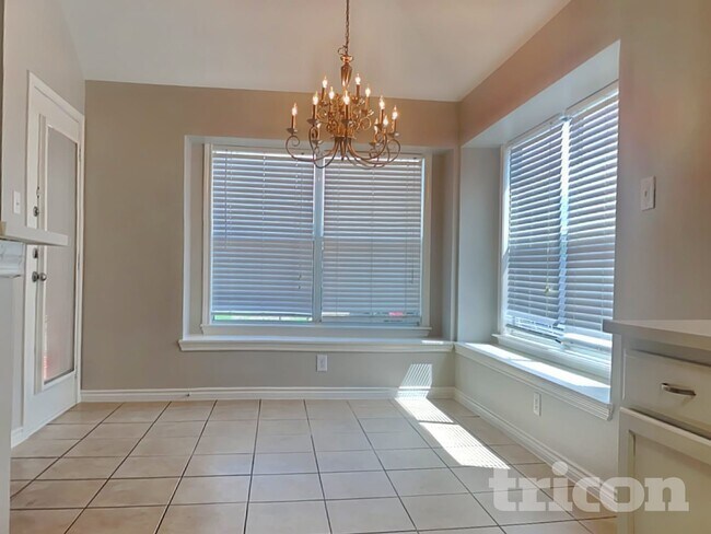 Foto del edificio - 5816 Greenmeadow Dr