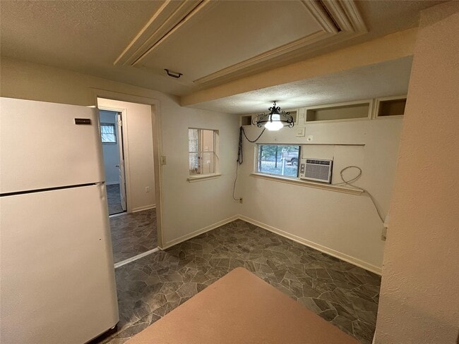 Building Photo - 2561 Pioneer Ln