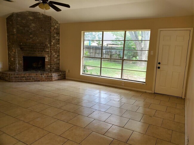 Building Photo - 1919 S Bend Cir