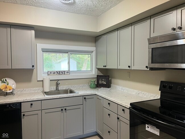 Building Photo - 15495 Martha St