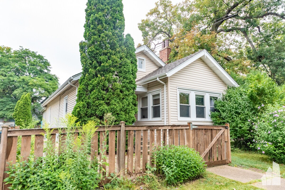 979 Vine St, IL 60093 House Rental in IL