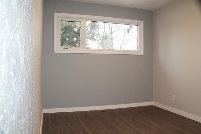 Photo du bâtiment - 13528-13139 139 St NW