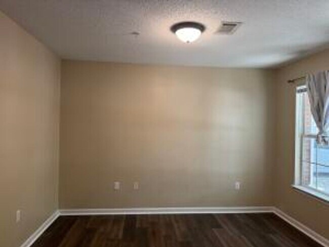 Building Photo - AFFORDABLE 3/2.5 IN SOUTH CRESTVIEW