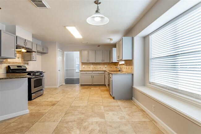 Building Photo - 15203 Kingsbridge Way