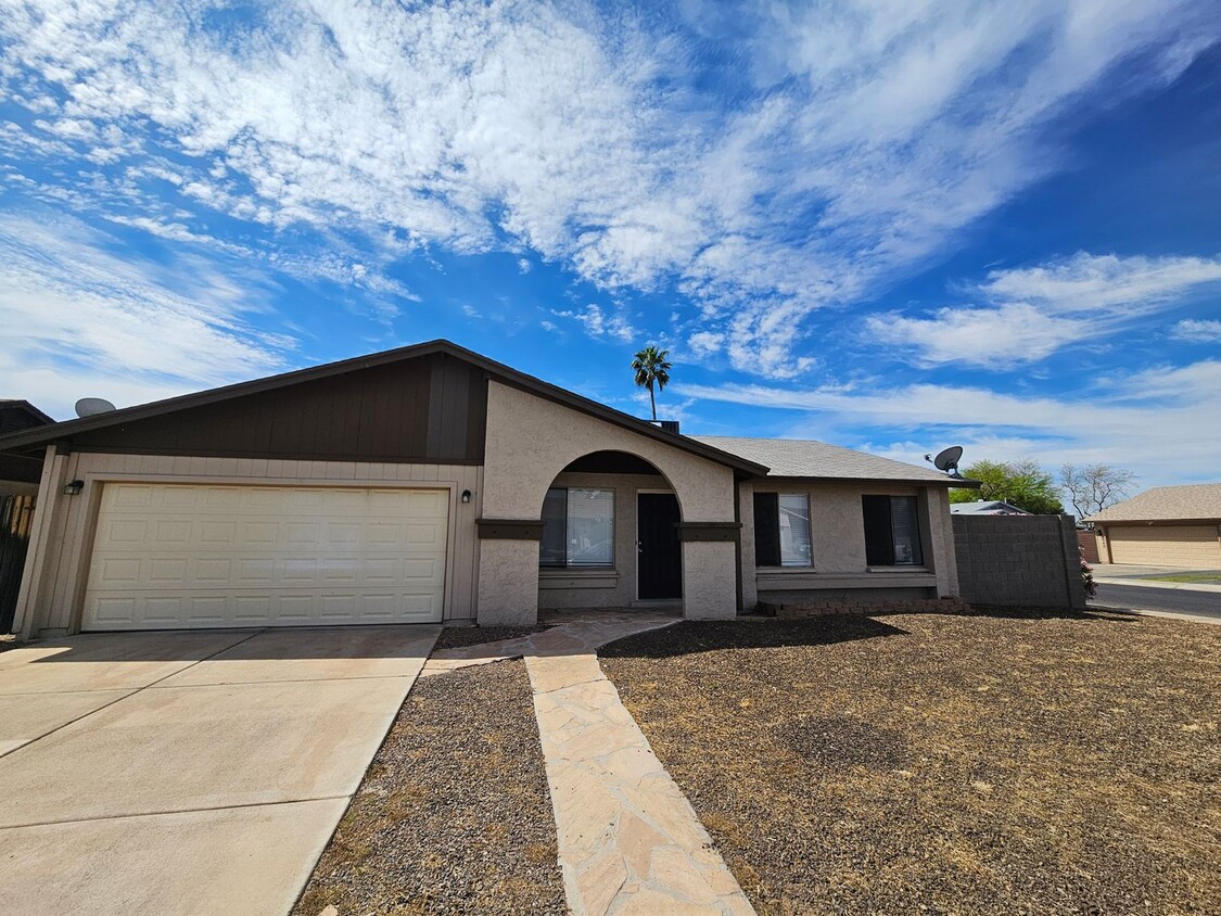 Foto principal - 3 bedroom 2 bath - North Phx home - single...