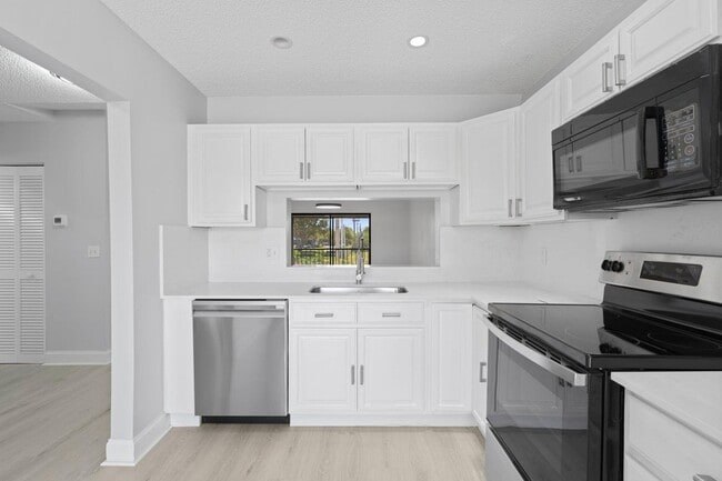 Building Photo - 350 E Club Cir