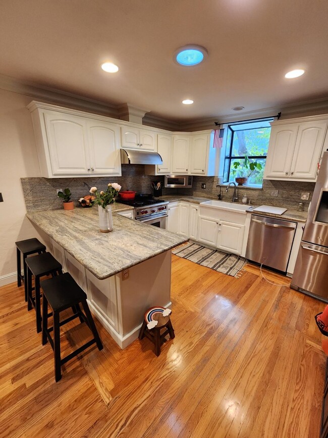 Building Photo - 633 3rd St