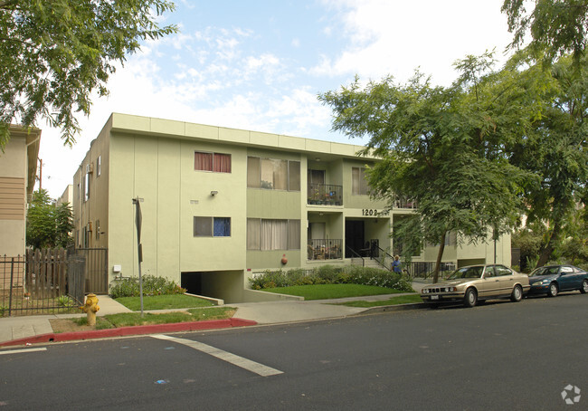 Building Photo - 1202 N Fuller Ave