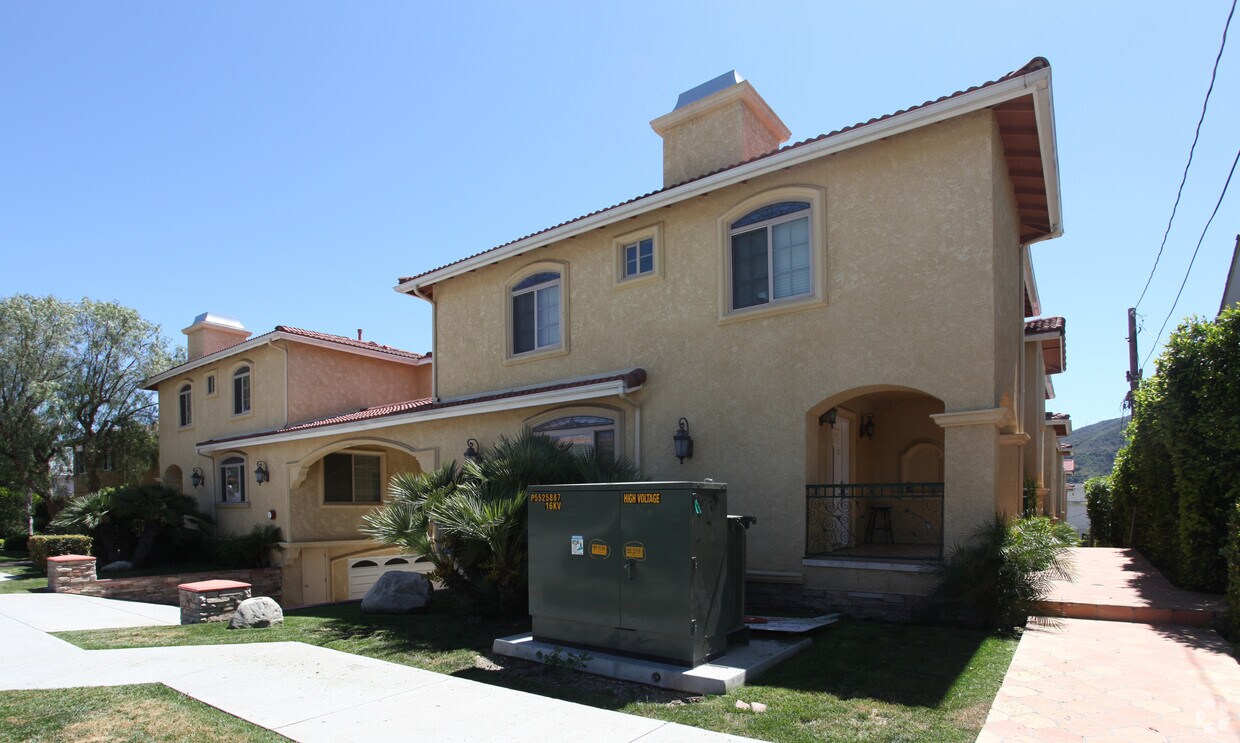 Foto del edificio - 2512-2516 Montrose Ave
