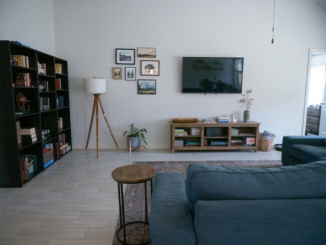 Foto del edificio - Gorgeous 3-Bedroom Home with Granite Countertops in 6 Creeks! Must-See!