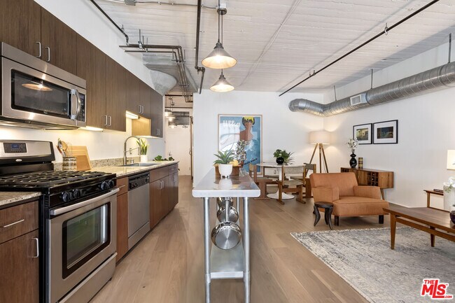 Foto del edificio - 200 N San Fernando Rd