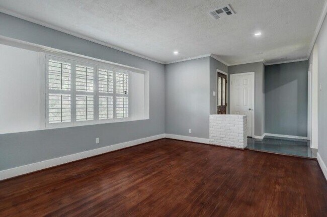 Building Photo - 7151 Edgemoor Dr