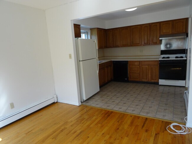 Eat-in Kitchen - 2917 Bell Blvd