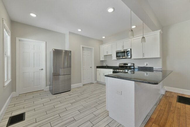 Building Photo - 10 Howell Ct