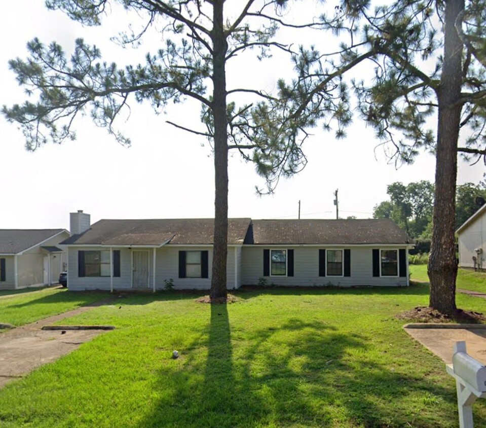 Primary Photo - 304 Carriage Ln