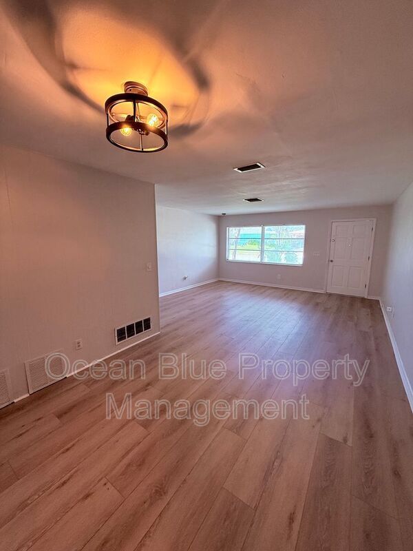 Building Photo - 13822 Brewster Dr