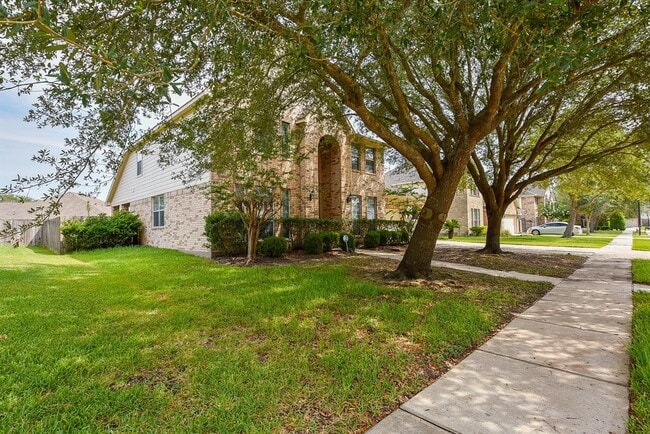 Building Photo - 2110 Venezia Dr