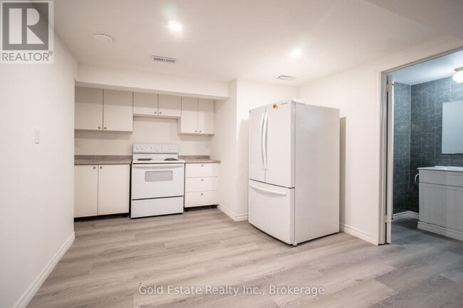 Building Photo - 10 Monroe St