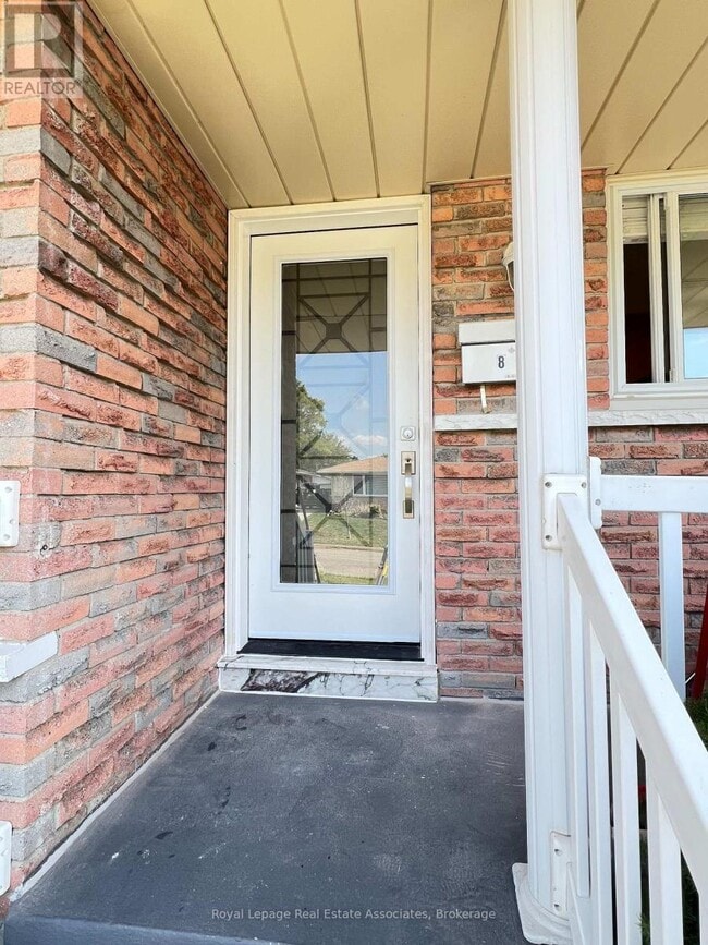 Building Photo - 86 Overlea Crescent