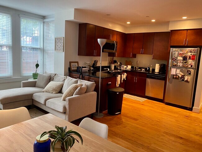 Sala de estar y cocina - 2910 Georgia Ave NW