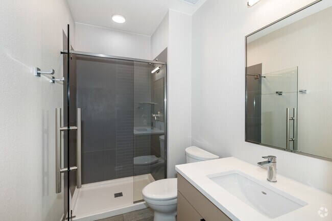 2 habitaciones, 1 baño - 576 pies cuadrados - Loft The Hitching Post - Baño - The Avenue Lofts Golden