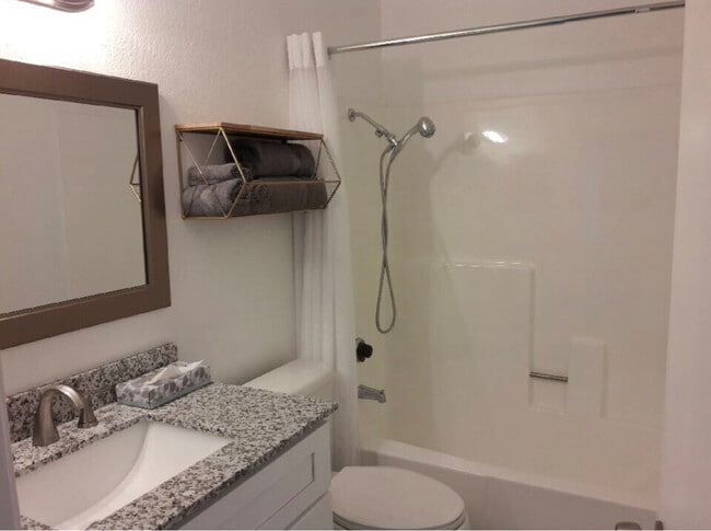 Baño 1 - 511 East Brockton Avenue