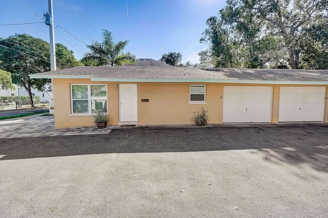 Building Photo - 628-628 S Osprey Ave