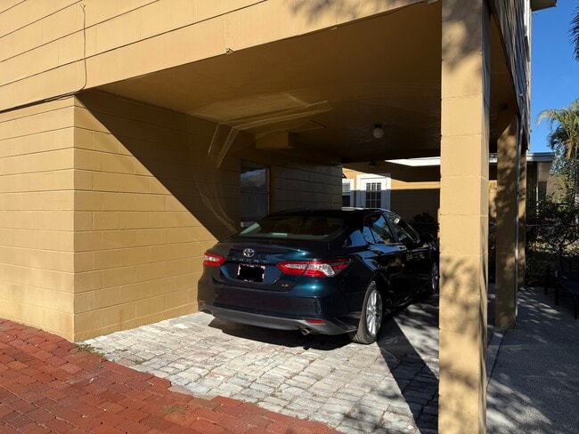 Cochera cubierta - 4126 35th Ave N