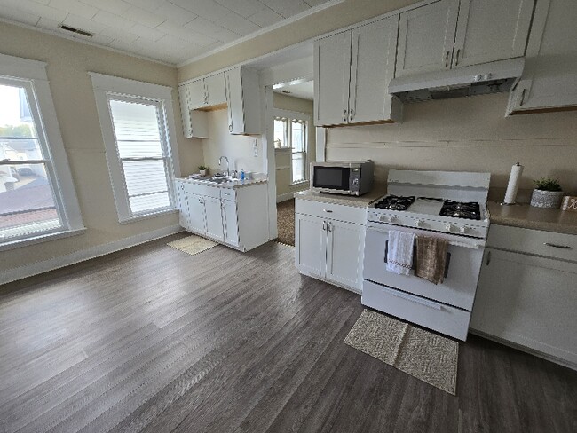 Building Photo - 718 W 23rd St