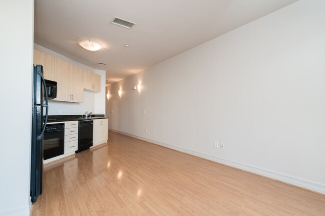 Building Photo - Park Blvd East 1 Bedroom! Available Now!