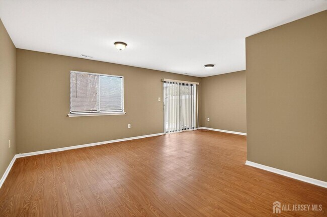 Foto del edificio - 70 Hampshire Dr