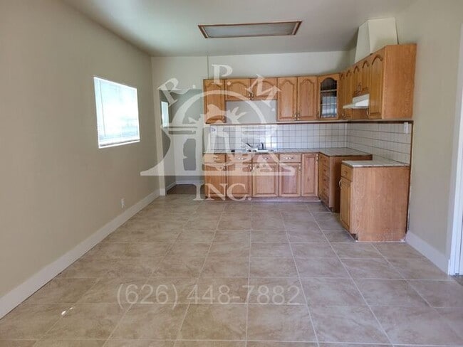 Foto del edificio - 3 Bedroom House With Plenty of Parking and Large Yard in Los Angeles, CA.