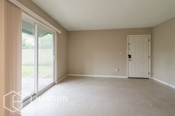 Building Photo - NOW AVAILABLE! - 37218 Oak Unit 1, Dade Ci...