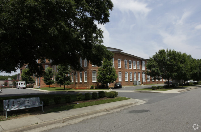 Foto del edificio - Courtyard at Highland Park