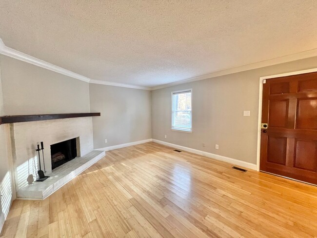 Building Photo - Newly Remodeled 2BD, 2.5BA Raleigh Townhom...