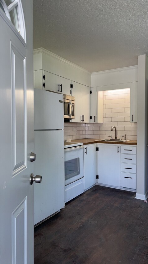 Kitchen - 6051 Tobaccoville Rd