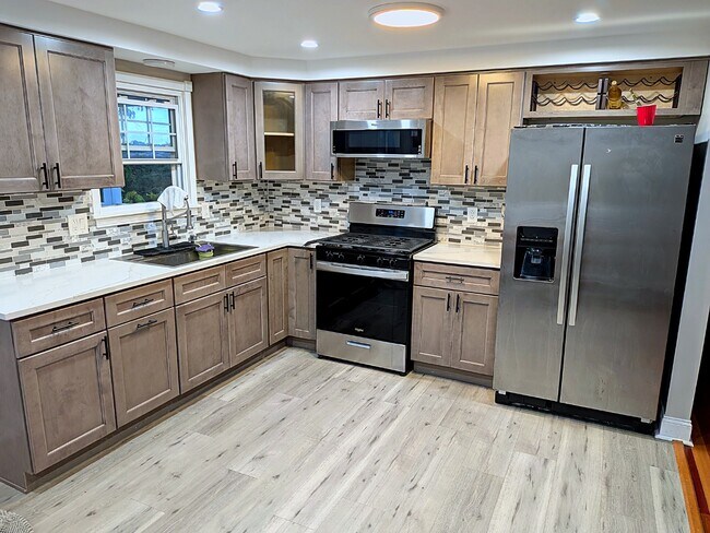 Foto del edificio - Luxury 3 Bedroom Split Level In Kennedy Township (Montour Schools)
