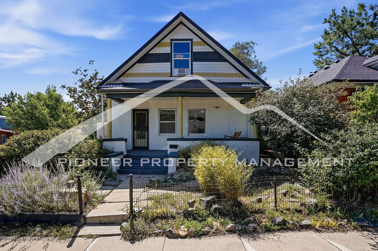 Historic Victorian Duplex with Great Location and Washer/Dryer - Historic Victorian Duplex with Great Location and Washer/Dryer