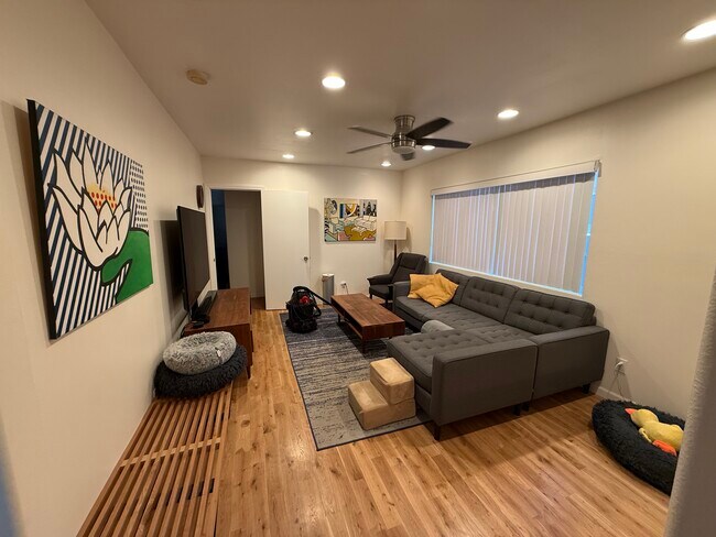 Foto del edificio - 4907 S Centinela Ave
