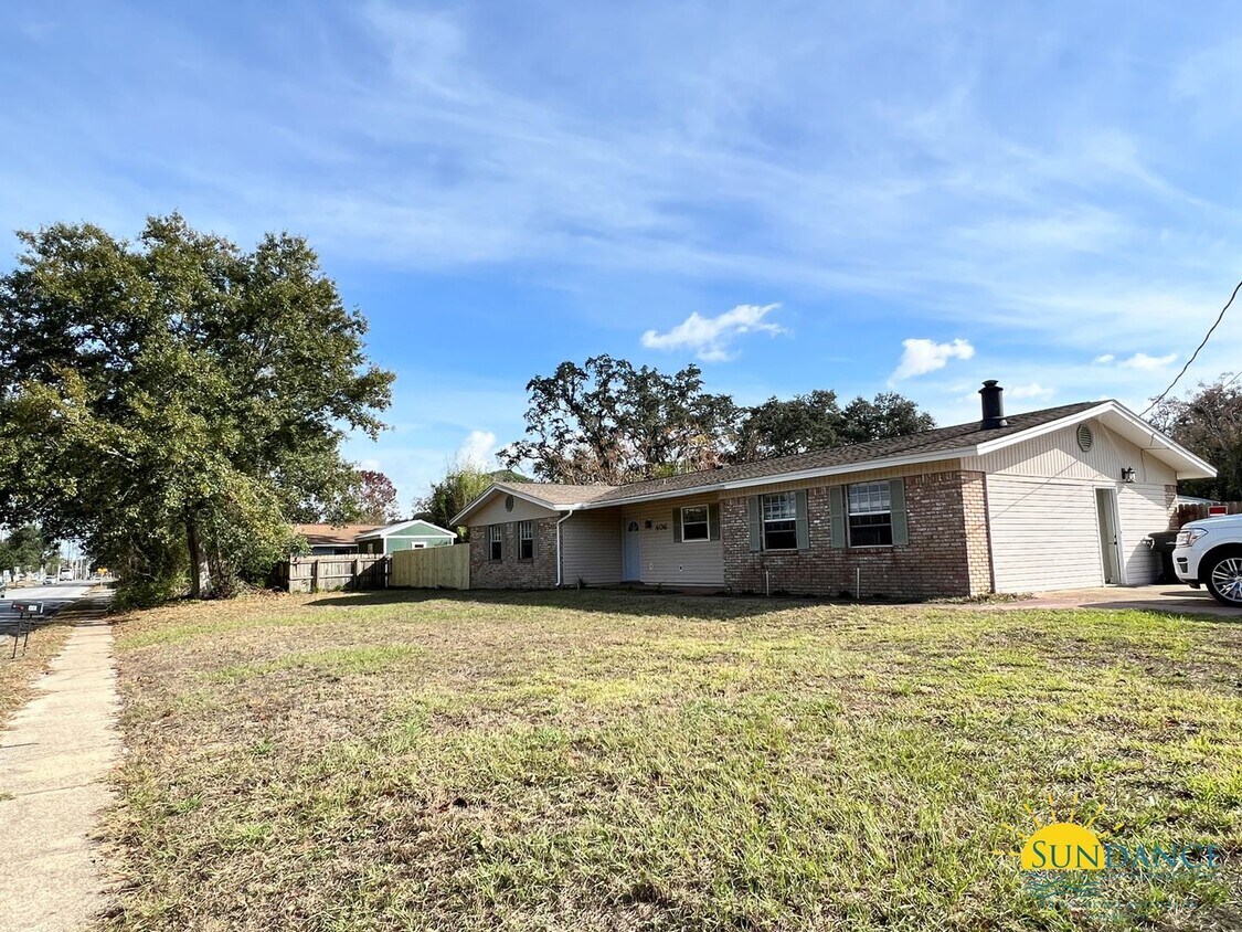Primary Photo - Open floorplan and centrally located in Fo...