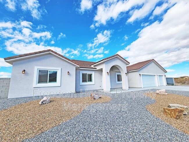 Building Photo - 6130 N Cavalry Trl